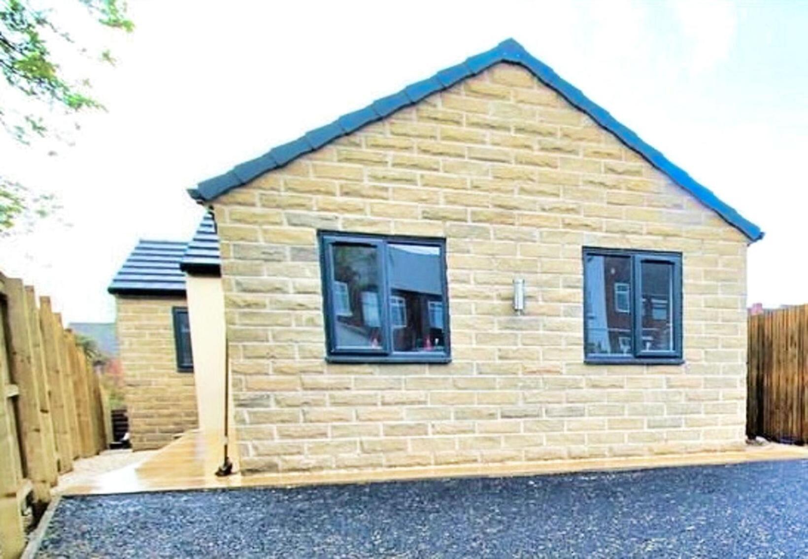 Rotherham - Rawmarsh - Great Customer Feedback - 2 Bed Bungalow - New Build - High End Furnishings - Wheel Chair Accessible - Large Enclosed Garden - Dog Friendly Exterior photo