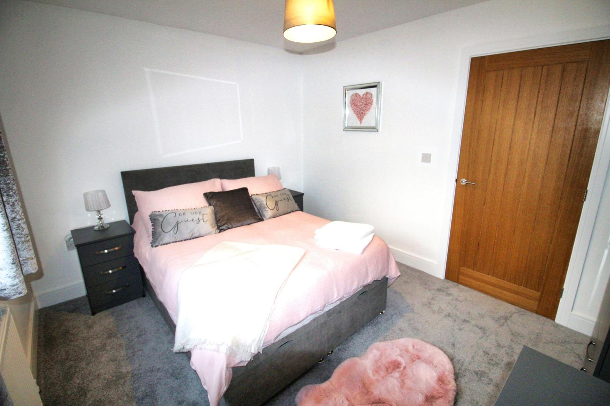 Rotherham - Rawmarsh - Great Customer Feedback - 2 Bed Bungalow - New Build - High End Furnishings - Wheel Chair Accessible - Large Enclosed Garden - Dog Friendly Exterior photo