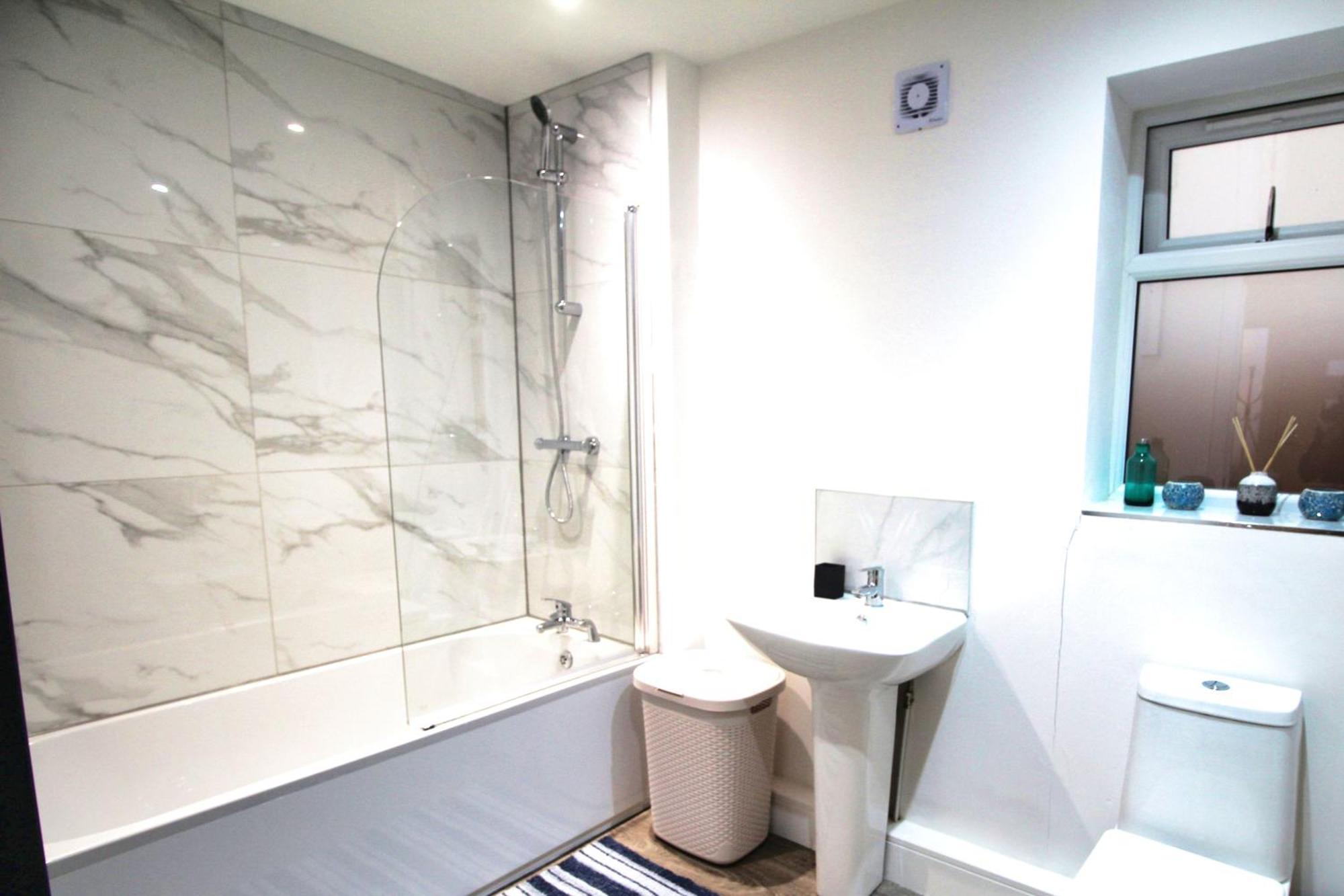 Rotherham - Rawmarsh - Great Customer Feedback - 2 Bed Bungalow - New Build - High End Furnishings - Wheel Chair Accessible - Large Enclosed Garden - Dog Friendly Exterior photo