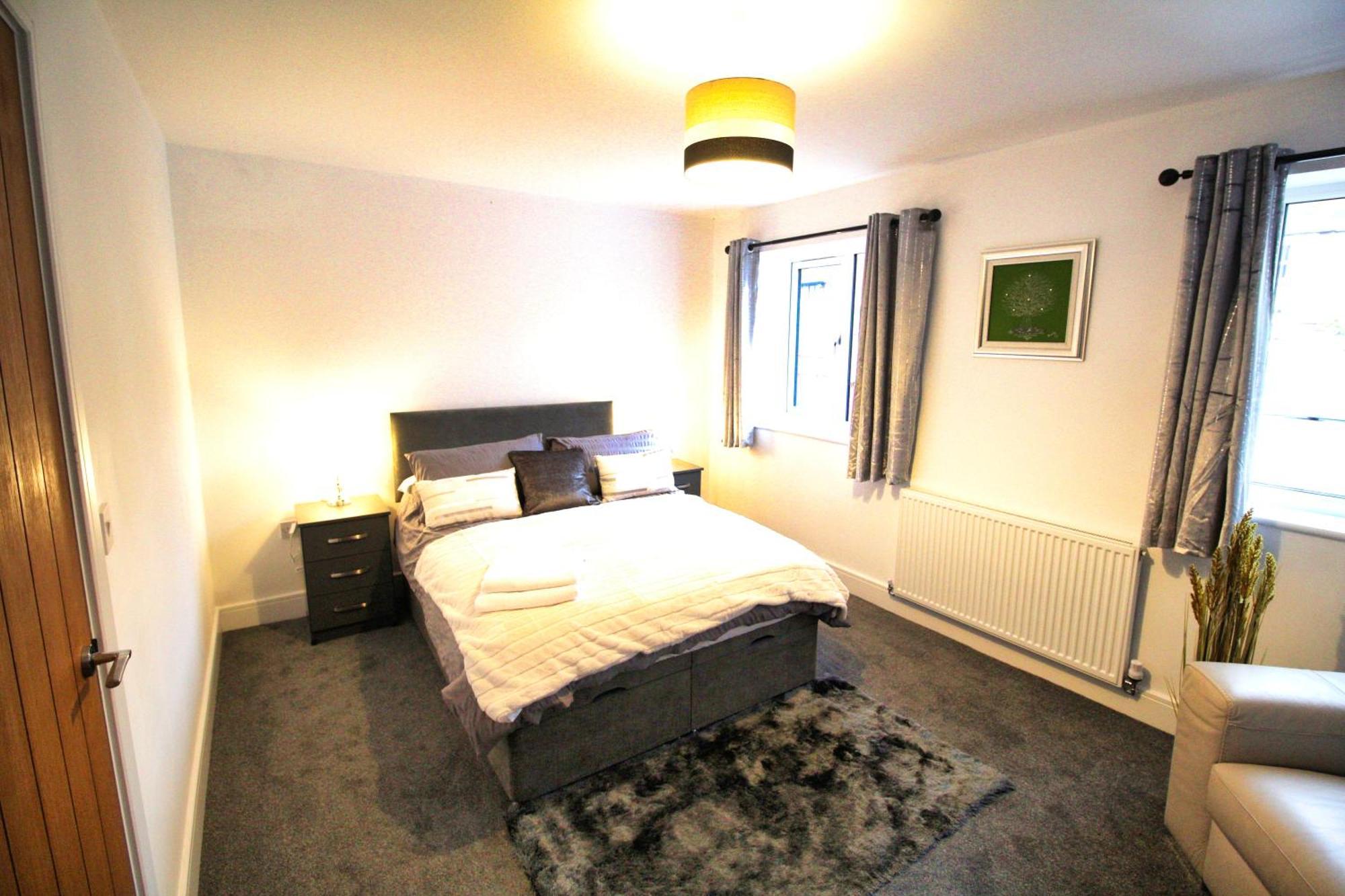 Rotherham - Rawmarsh - Great Customer Feedback - 2 Bed Bungalow - New Build - High End Furnishings - Wheel Chair Accessible - Large Enclosed Garden - Dog Friendly Exterior photo