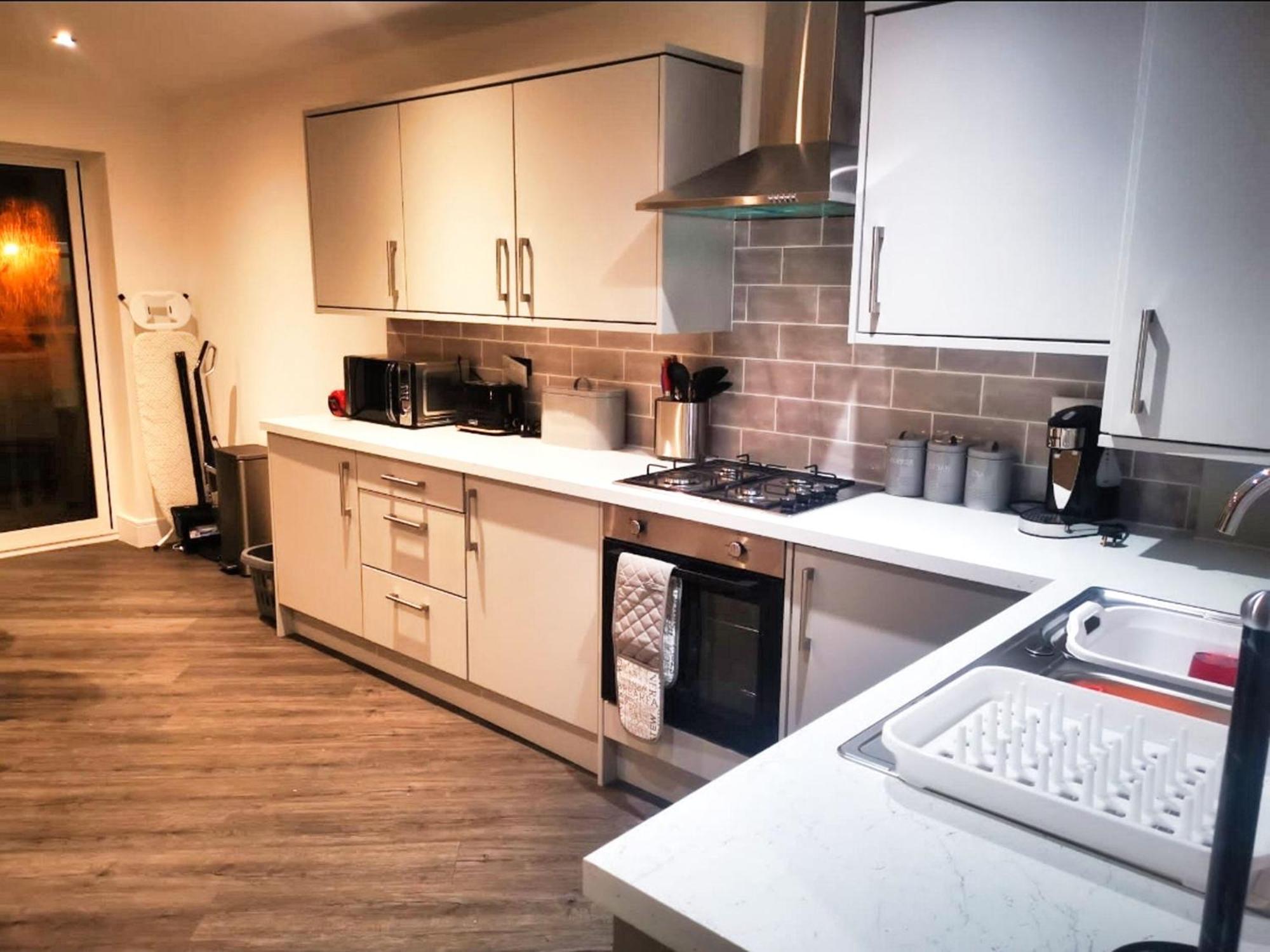 Rotherham - Rawmarsh - Great Customer Feedback - 2 Bed Bungalow - New Build - High End Furnishings - Wheel Chair Accessible - Large Enclosed Garden - Dog Friendly Exterior photo